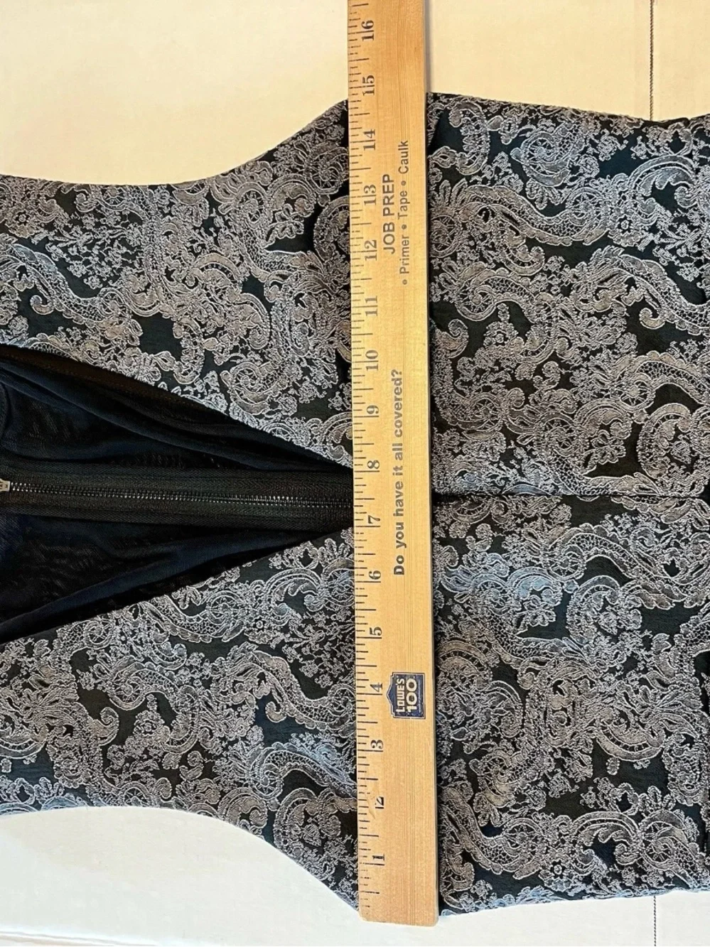 Alice + Olivia Baylee in Grey Black Brocade Lace V-neck Sheath Dress Size 4